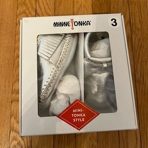 BRAND NEW, baby Minnetonka Moccasins Rosie Bootie, silver leather, size 3 baby